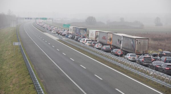 20.12.2020., Bajakovo - Na granicnom prijelazu Bajakovo vise kilometarska kolona  u smjeru prema Srbiji. Photo: Davor Javorovic/PIXSELL