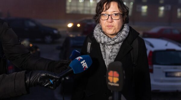 20.12.2023., Osijek - Tocno tri mjeseca nakon ubojstva Mihaele Berak u Osijeku, Udruga Adela je ispred zgrade Prve policijske postaje odrzala projekciju videa "Sigurnost i povjerenje". Maja Celing Celic Photo: Davor Javorovic/PIXSELL