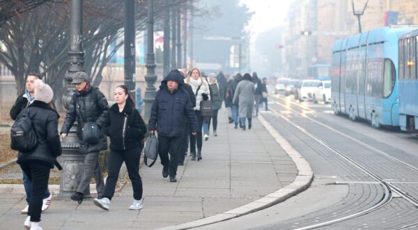 20.12.2023., Zagreb - Zbog nestanka struje tramvajski promet u dijelu grada je u zastoju. Sa Glavnog kolodvora tramvaji voze samo prema Jelacicevom trgu, a za Mihanovicevu putnicima ostaje pjesacenje. Vukovarska i Savska su takodjer u zastoju.
 Photo: Patrik Macek/PIXSELL