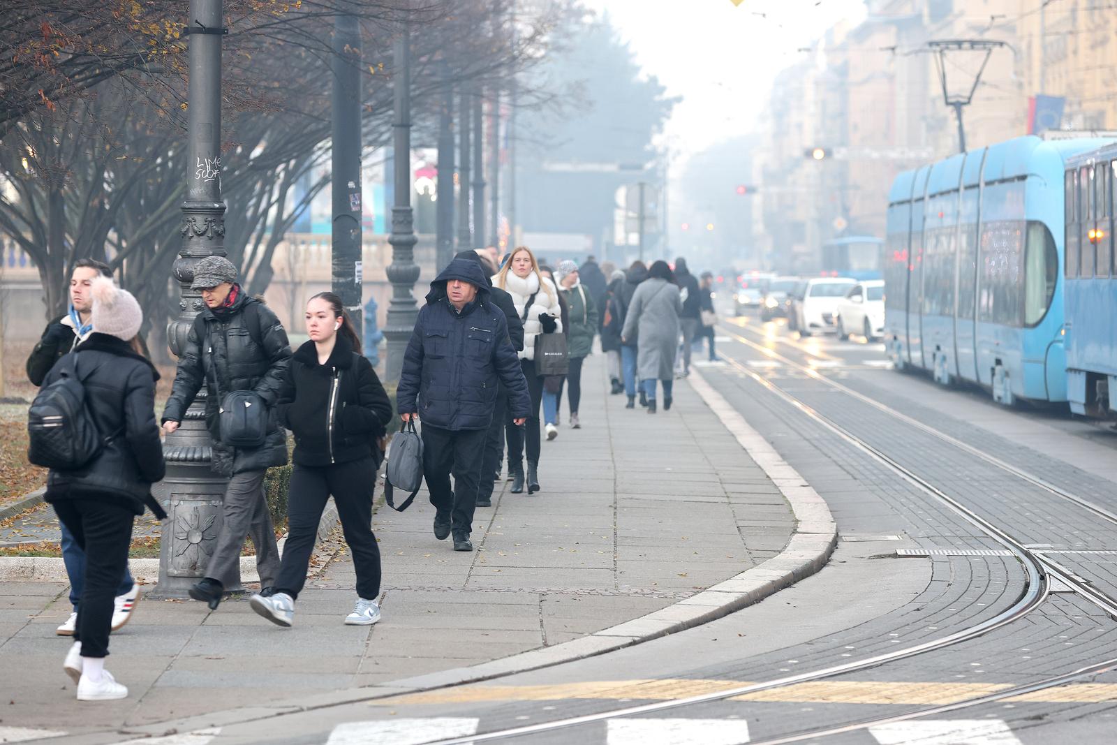 20.12.2023., Zagreb - Zbog nestanka struje tramvajski promet u dijelu grada je u zastoju. Sa Glavnog kolodvora tramvaji voze samo prema Jelacicevom trgu, a za Mihanovicevu putnicima ostaje pjesacenje. Vukovarska i Savska su takodjer u zastoju.
 Photo: Patrik Macek/PIXSELL