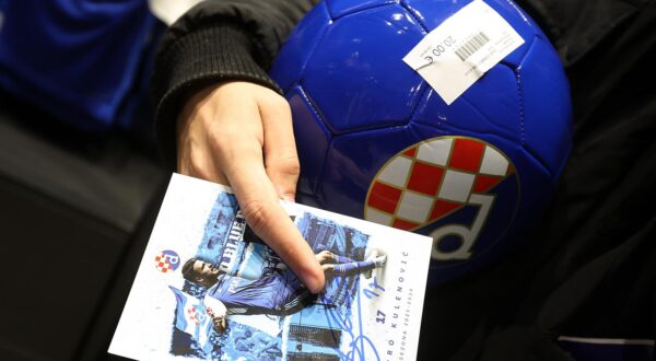 20.12.2023., Zagreb - Otvorenje Fan shopa GNK Dinamo u Ilici. Osim maskote Plavka i trenera Sergej Jakirovic na otvaranju su bila i cetiri prvotimca - Tibor Halilovic, Luka Stojkovic, Sandro Kulenovic i Gabriel Rukavina.  Photo: Goran Stanzl/PIXSELL