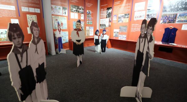 20.12.2023., Zagreb - Galerija muzeja „Skolica za 5“. Otvorenje izlozbe „Pioniri maleni - Crtice iz zivota pionira kroz zbirke Hrvatskoga skolskog muzeja“.  Izlozba „Pioniri maleni“, autorice Kristine Gveric, kojom se po prvi puta detaljnije istrazuje dio muzejskog fundusa vezanog za razdoblje jugoslavenskog socijalizma kroz prizmu ucenickih radova. Photo: Sanjin Strukic/PIXSELL