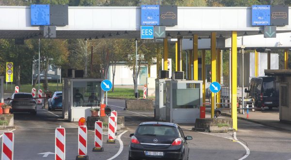 21.10.2023., Zakanje -  Slovenija je ponovno uvela kontrole na granici s Hrvatskom. Granicna policija na prijelazu Jurovski Brod - Metlika kontrolira putnike i za sada se ne stvaraju guzve na granici. Photo: Kristina Stedul Fabac/PIXSELL