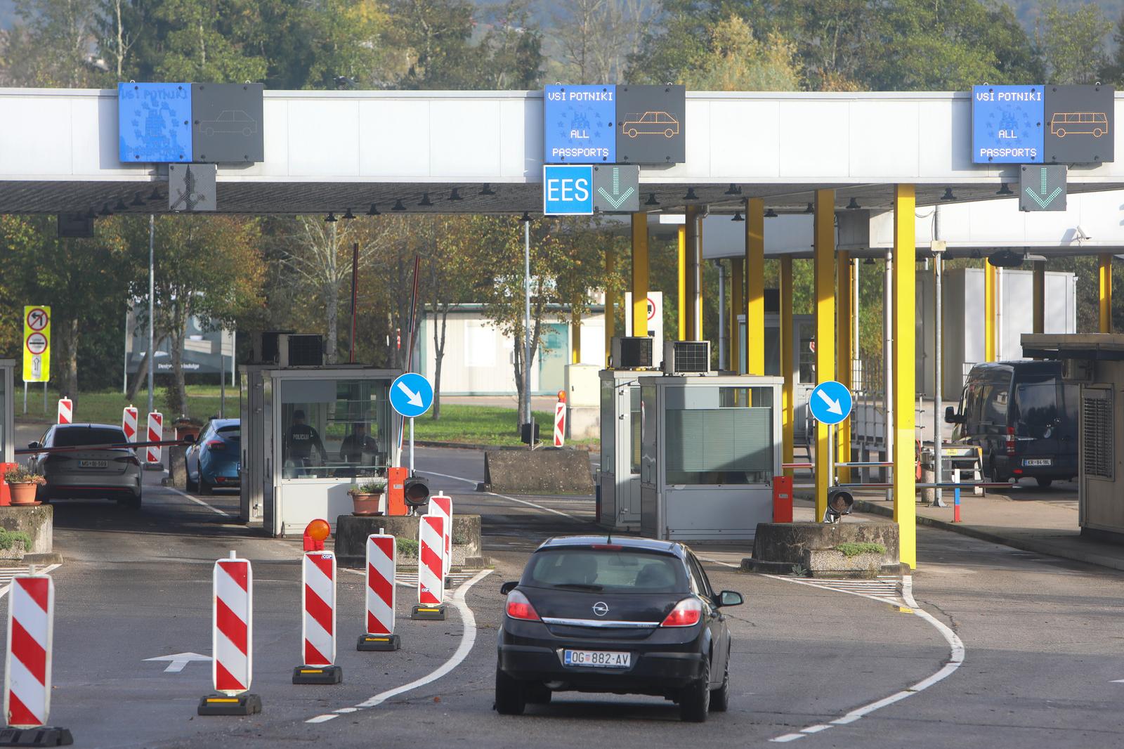 21.10.2023., Zakanje -  Slovenija je ponovno uvela kontrole na granici s Hrvatskom. Granicna policija na prijelazu Jurovski Brod - Metlika kontrolira putnike i za sada se ne stvaraju guzve na granici. Photo: Kristina Stedul Fabac/PIXSELL