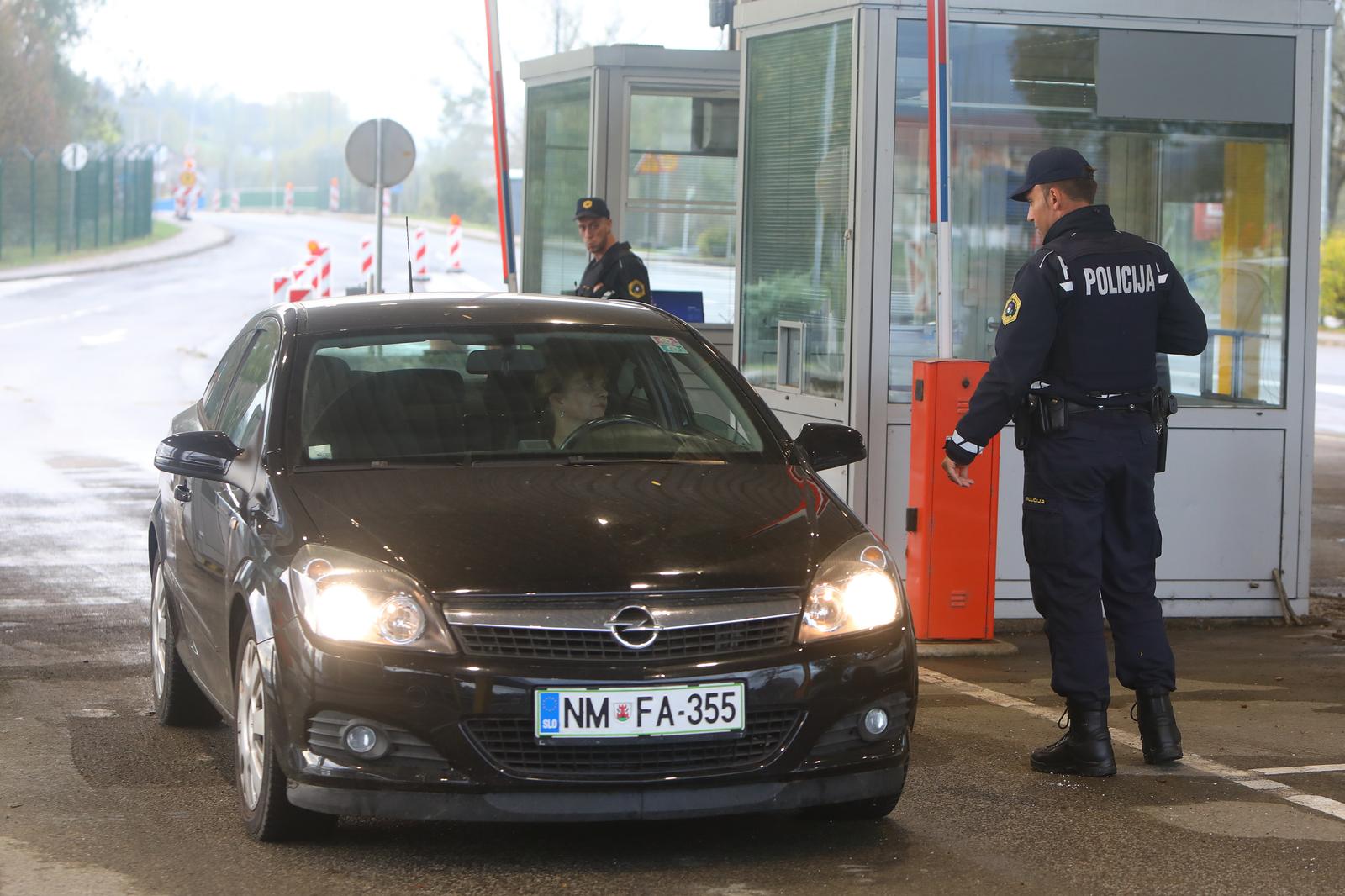 21.10.2023., Zakanje -  Slovenija je ponovno uvela kontrole na granici s Hrvatskom. Granicna policija na prijelazu Jurovski Brod - Metlika kontrolira putnike i za sada se ne stvaraju guzve na granici. Photo: Kristina Stedul Fabac/PIXSELL
