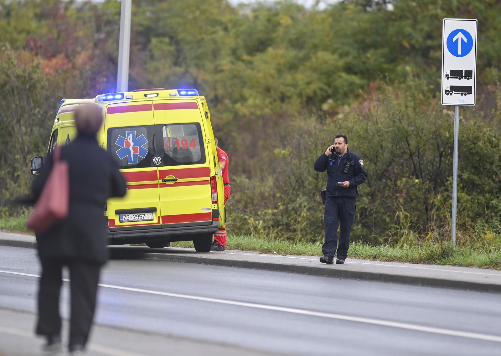 21.10.2023., Zagreb - Policija i Hitna pomoc na intervenciji na Aveniji Veceslava Holjevca gdje je jedna djevojka ozlijedjena pronadjena uz cestu. Prema izjavi jednog od ocevica, djevojka je ispala iz automobila koji je bio u brzini te se pritom ozlijedila Photo: Pixsell/PIXSELL