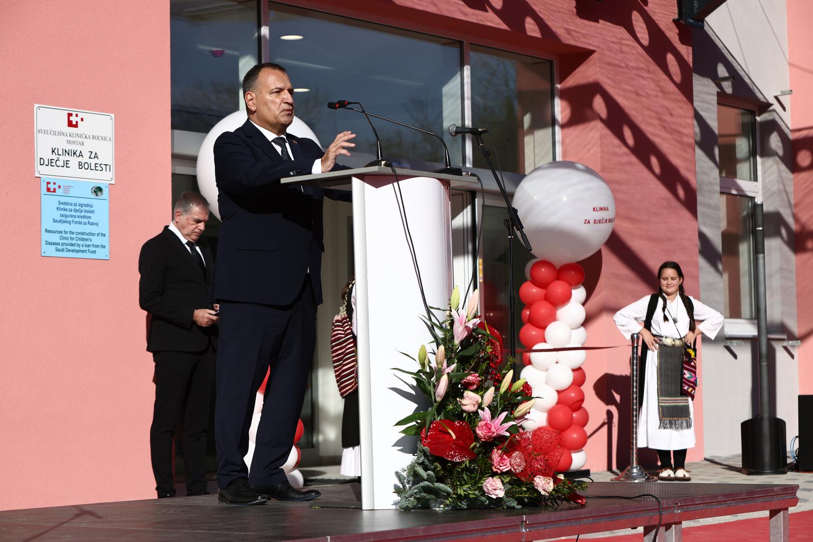 21.12.2023., Mostar, Bosna i Hercegovina - Uz prisutnost velikog broja domacih i stranih uzvanica svecano je otvorena Klinika za djecje bolesti Sveucilisne bolnice. Mostarsko-duvanjski biskup Palic je blagoslovio, a vrpcu su prerezali celni covjek HDZ-a BiH Dragan Covic i ministar zdravstva Republike Hrvatske, Vili Beros.  Photo: Denis Kapetanovic/PIXSELL