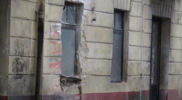 22.01.2015., Sinj - Kamion cisterna zabila se u zid na suprotnoj strani ceste u Spliskoj ulici. Kamion je oko 11 sati uklonjen. Sokirani vozac prosao je s ozljedama, a uzrok nezgode ce se znati nakon ocevida. Kamion je na kraju zavrsio u dvoristu  obiteljske kuce Gorana i Drazena Zanka. Kamion je prethodno udario u zid kuce pored.rPhoto: Ivo Cagalj/PIXSELLr