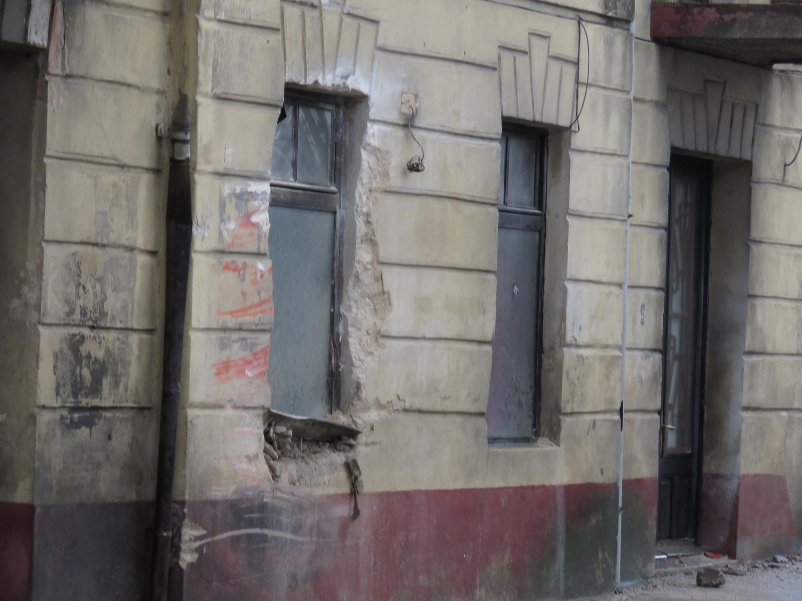 22.01.2015., Sinj - Kamion cisterna zabila se u zid na suprotnoj strani ceste u Spliskoj ulici. Kamion je oko 11 sati uklonjen. Sokirani vozac prosao je s ozljedama, a uzrok nezgode ce se znati nakon ocevida. Kamion je na kraju zavrsio u dvoristu  obiteljske kuce Gorana i Drazena Zanka. Kamion je prethodno udario u zid kuce pored.rPhoto: Ivo Cagalj/PIXSELLr