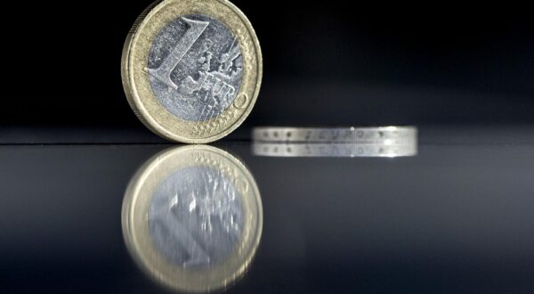 21.01.2022., Zagreb - Od 1. sijecnja 2023. godine, prema planu Vlade, platezno sredstvo u Hrvatskoj postat ce euro, a Hrvatska ce postati 20. clanica eurozone. Kuna ce time, nakon 28 godina koristenja, otici u povijest, dok ce hrvatski gradjani i sluzbeno postati korisnici eura. Ilustracija prelaska kune na euro. Photo: Igor Kralj/PIXSELL