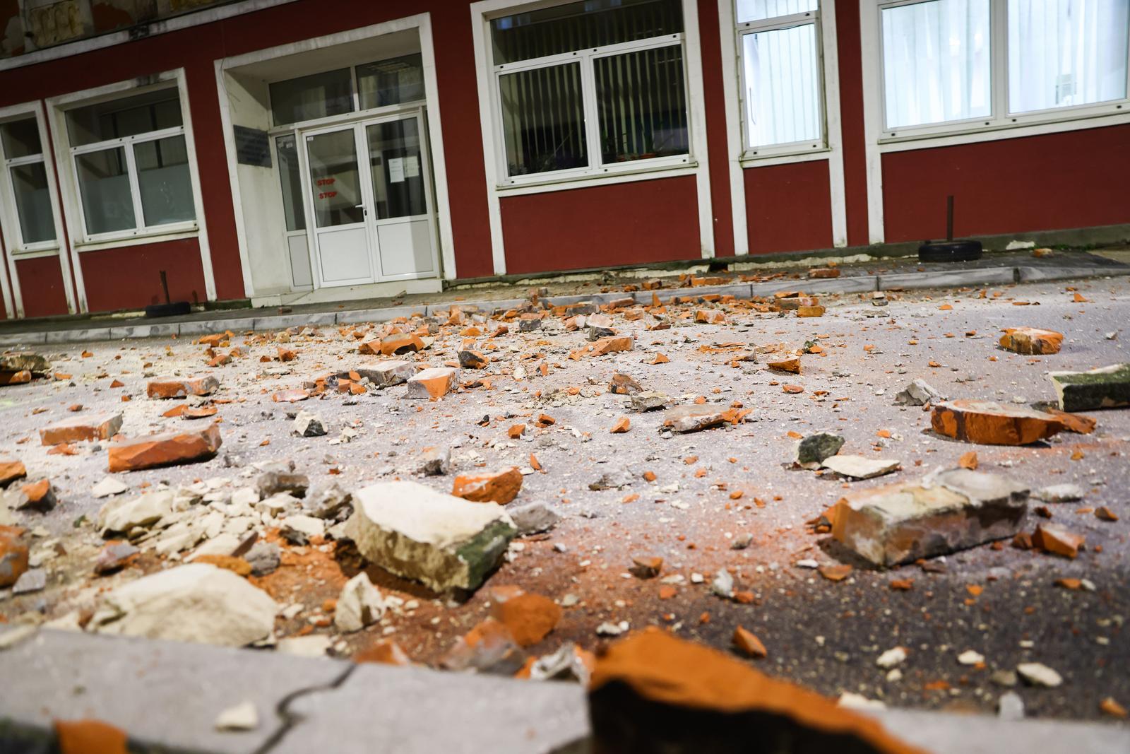 22.04.2022., Mostar, Bosna i Hercegovina -  Potres jacine 6.1 stupnjeva po Rihteru pogodio je Hercegovinu u 23 sata i 7 minuta. U ulici Maršala Tita sa stambene zgrade pale su cigle. Na teren su izasli pripadnici profesionalne vatrogasne postrojbe.  Photo: Denis Kapetanovic/PIXSELL