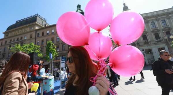 22.04.2023., Zagreb - Trg Petra Preradovica (Cvjetni trg). Zenska mreza podrske pri pobacaju „Hrabre sestre“ okupila se i dijelila letke povodom 45. godina od donosenja zakona kojim se zenama osigurava pravo na slobodnom odlucivanju o radjanju djece.   Photo: Sanjin Strukic/PIXSELL