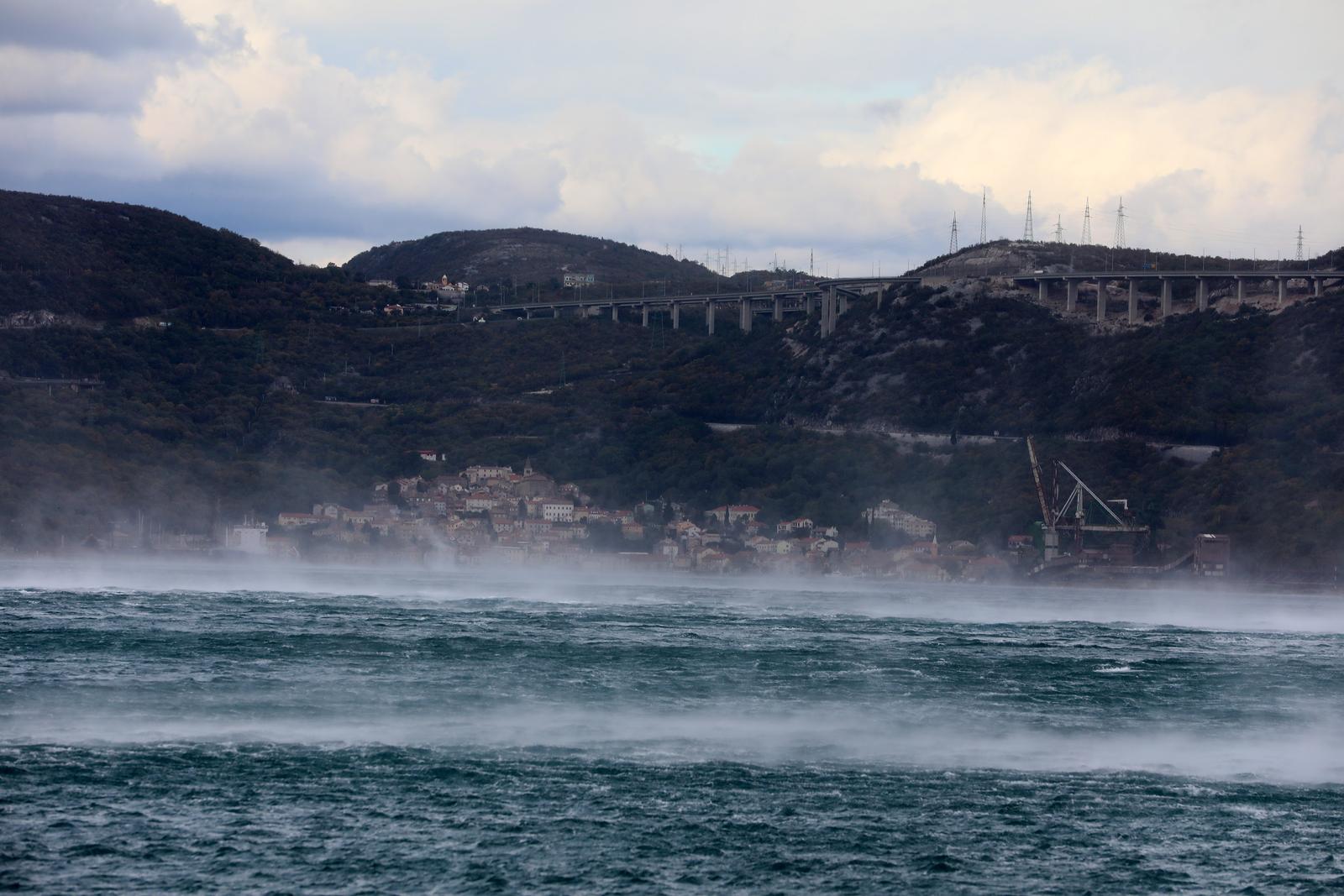 22.11.2023., Rijeka, Bakarac - Zbog olujnog vjetra otezan je promet autocestom Rijeka-Zagreb. Olujni vjetar stvara probleme u bakarskom zaljevu. Photo: Goran Kovacic/PIXSELL
