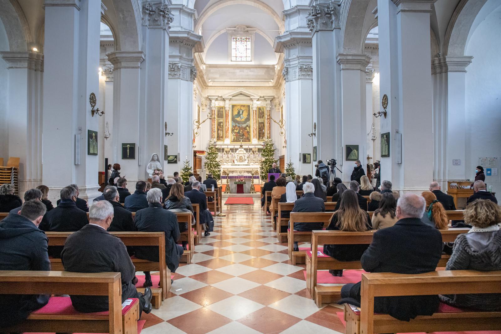 22.12.2021., Katedrala, Dubrovnik - Primanje u povodu Bozica i bozicnih blagdana u organizaciji Dubrovacke biskupije odrzalo se u katedrali Gospe Velike u Dubrovniku uz cestitanje i druzenje ispred Biskupske palace. Ujedno ovo je i oprostaj nadbiskupa Mate Uzinica od Dubrovacke biskupije i grada Dubrovnika.
Photo: Grgo Jelavic/PIXSELL Photo: Grgo Jelavic/PIXSELL