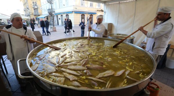 22.12.2023., Rijeka - Na Trgu 128 brigade HV i Korzu odrzava se tradicionalna Gastrofesta, zajednicka predblagdanska marenda za gradjane. Ove se godine pripremaju frigane sardele, bakalar na gulas, bakalar na bijelo i vrbnicka zlahtina. Biti ce podijeljeno 2000 porcija sardela, 2500 porcija bakalara na gulas, 3000 kanape sendvica bakalara na bijelo i 3000 casa zlahtine. Photo: Goran Kovacic/PIXSELL