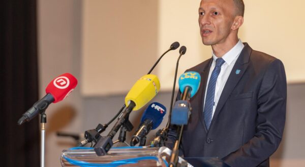 23.05.2022., Gospic - Povodom obiljezavanja Dana Licko senjske zupanije u kinu Korzo odrzana je svecana sjednica na kojoj je sudjelovao predsjednik Vlade RH Andrej Plenkovic. Tom mu je prigodom urucena odluka o imenovanju pocasnim gradjaninom. Ernest Petry, zupan licko senjski. 
  Photo: Dino Stanin/PIXSELL