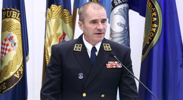 23.11.2023., Hrvatsko vojno uciliste Dr. Franjo Tudjman, Zagreb - Predsjednik Republike Hrvatske Zoran Milanovic i vrhovni zapovjednik Oruzanih snaga Republike Hrvatske i potpredsjednik Vlade RH i ministar obrane Ivan Anusic sudjelovali su na promociji novih casnika Oruzanih snaga Republike Hrvatske i dodjeli prvih casnickih cinova zdravstvene sluzbe na Hrvatskom vojnom ucilistu Dr. Franjo Tudjman. Novi ministar i predsjednik po prvi puta su se sreli i rukovali. Robert Hranj.  Photo: Goran Stanzl/PIXSELL
