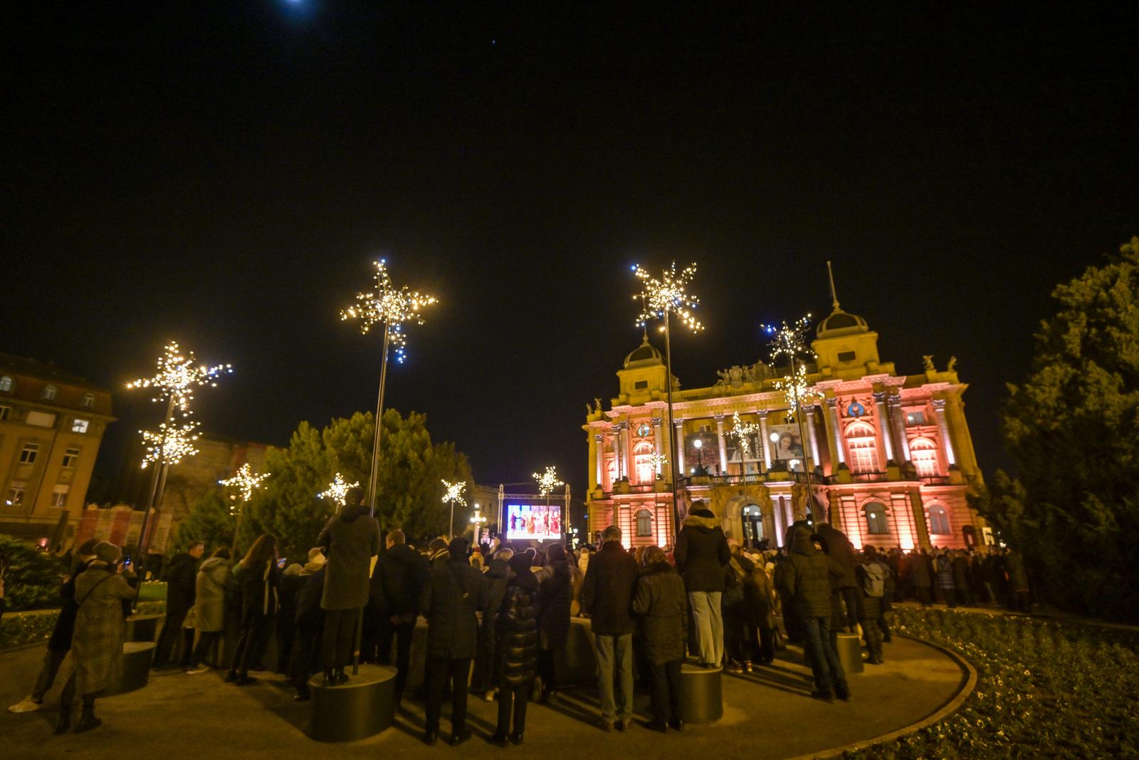 23.12.2023., Zagreb - Baletnu bajku Orasar Petra Iljica Cajkovskog u koreografiji Vladimira Malakhova pogledali su svi zainteresirani gradjani i turisti koji su se zatekli ispred Hrvatskoga narodnog kazalista u Zagrebu. U suradnji s Turistickom zajednicom Grada Zagreba, zagrebacki HNK je kao blagdanski dar gradjanima i publici osigurao izravni prijenos ovoga najizvodjenijeg baleta na svijetu na velikom platnu, direktno s pozornice u adventskom ozracju ispred kazalista. Photo: Igor Soban/PIXSELL