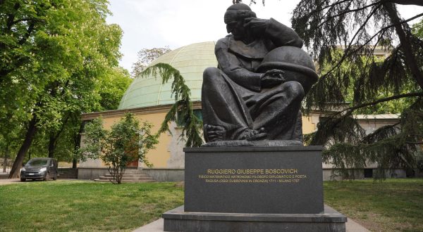 23.04.2022., Milano, Italija - Glavni  grad najrazvijenije talijanske regije Lombardije te ekonomsko srediste Italije, grad bankarstva, industrije i modnih kuca. Spomenik Rudjeru Boskovicu u paarku Indro Montanelli. Photo: Dejan Rakita/PIXSELL