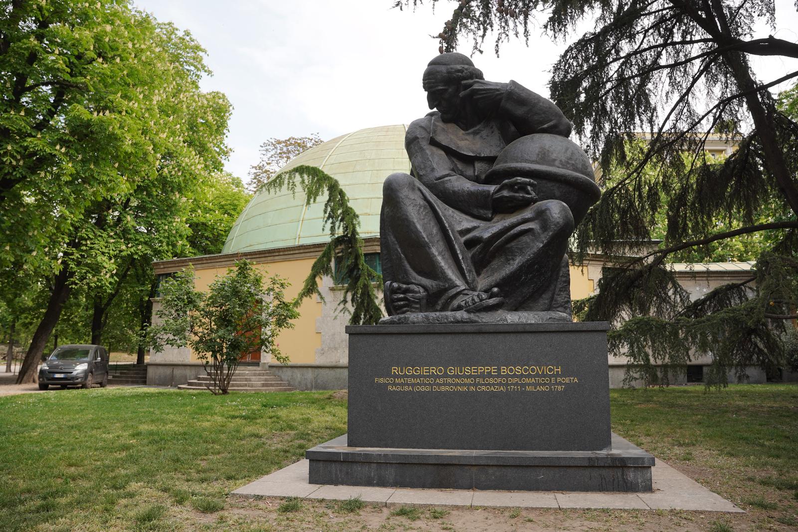 23.04.2022., Milano, Italija - Glavni  grad najrazvijenije talijanske regije Lombardije te ekonomsko srediste Italije, grad bankarstva, industrije i modnih kuca. Spomenik Rudjeru Boskovicu u paarku Indro Montanelli. Photo: Dejan Rakita/PIXSELL