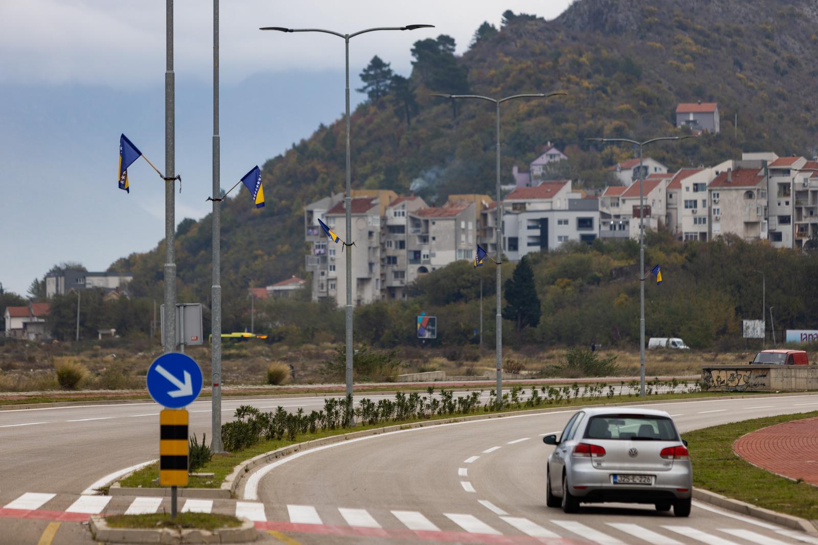 24.11.2023.,Mostar: Studentski most u Mostaru ciji su ideja i projekt svoju realizaciju cekali 35 godina svecano je otvoren 8. veljace 2018. godine. Gradsko vijece Grada Mostara nakon inicijative mladih, Studentskog zbora Sveucilista u Mostaru i Unije studenata Univerziteta "Dzemal Bijedic" dobio je naziv "Studentski most". Ukoliko se mostu prilazi sa zapadne strane gdje vecinski zivi stanovnistvo hrvatske nacionalnosti, na stupovima su izvjesene zastave Herceg-Bosne, dok su na prvim stupovima nakon prelaska Studentskog mosta, istocnoj strani s vecinski bosnjackim stanovnistvom postavljene zastave Bosne i Hercegovine.

 Photo: Denis Kapetanovic/PIXSELL