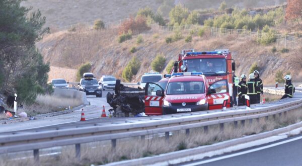 24.12.2023., Dugopolje - Zbog prometne nesrece na A1 nedaleko iza tunela Zaranac iz smjera Dugopolja prema Dubrovniku kojom pri cemu je jedna osoba smrtno stradala a tri ozlijedjene u prevrtanju vozila promet se odvija usporeno. Ulaz iz Dugopolja prema Dubrovniku je zatvoren za promet. Photo: Ivo Cagalj/PIXSELL