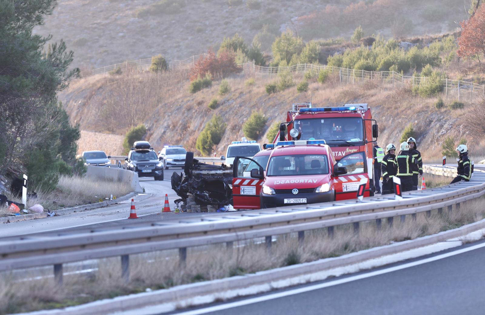 24.12.2023., Dugopolje - Zbog prometne nesrece na A1 nedaleko iza tunela Zaranac iz smjera Dugopolja prema Dubrovniku kojom pri cemu je jedna osoba smrtno stradala a tri ozlijedjene u prevrtanju vozila promet se odvija usporeno. Ulaz iz Dugopolja prema Dubrovniku je zatvoren za promet. Photo: Ivo Cagalj/PIXSELL