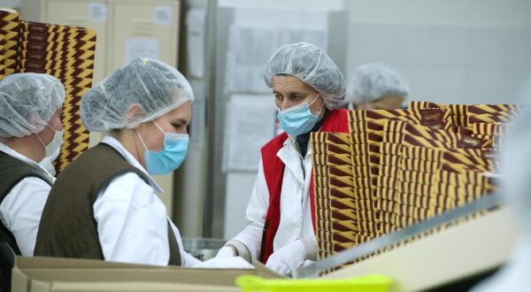 25.01.2022., Zagreb - Predsjednik Republike posjetio je tvrtku KRAS prehrambena industrija d.d. u prigodi 110. obljetnice tvrtke. Prilikom posjete predsjednik Zoran Milanovic odrzao je sastanak sa clanovima Uprave, na celu s predsjednikom Uprave Slavkom Ledicem i Nadzornog odbora tvrtke KRAS prehrambena industrija d.d. koji su ga upoznali s poslovnim rezultatima i planovima razvoja te su obisli proizvodni pogon tvornice. 
     Photo: Goran Stanzl/PIXSELL