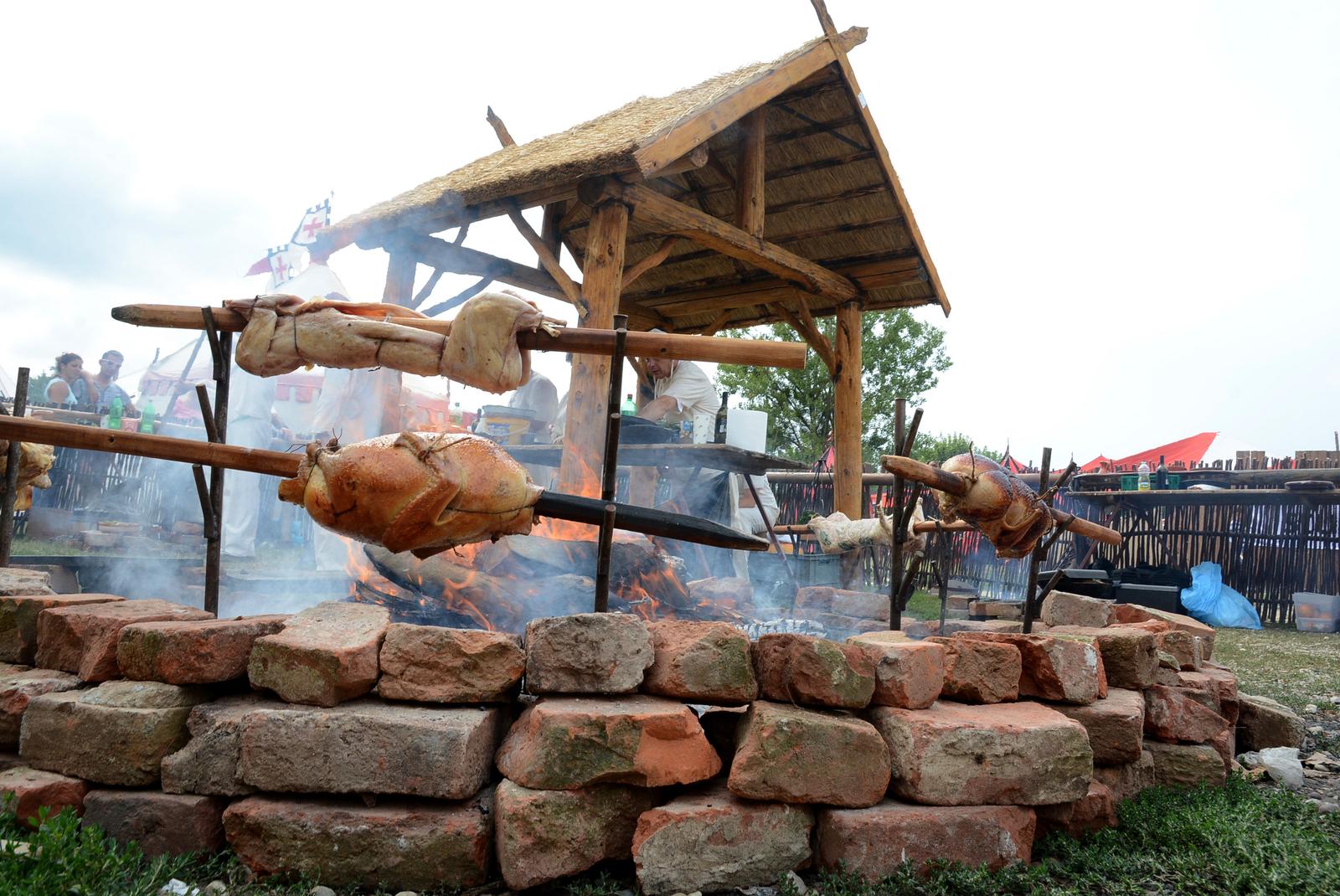 Koprivnica: Na Renesansnom festivalu najveća je atrakcija kraljevska kuhinja 25.08.2018., Koprivnica, Gradski bedemi - Povijesni  spektakl, Renesansni festival, sljubljivanje je kasno srednjovjekovnih povijesnih fakata i originalnosti Koprivnice, Podravine i Hrvatske s bastinskim vrijednostima zapadnoeuropskog kulturnog civilizacijskog kruga (ciji je dio i Hrvatska), koje se manifestiraju kroz brojne nastupajuce viteske, obrtnicke i muzicke skupine iz gotovo deset europskih zemalja. Najveca danasnja atrakcija bila je kraljevska kuhinja, a koja se sastojaal od obilnog kraljevskog stola koji su priredili Podravkini kraljevski kuhari, te natjecanja za prestiznu titulu kraljevskog renesansnog kuhara. Na meniju su medju ostalim bili patka, zec, veprovina i ostala divljac, te raznoliko povrce.  rPhoto: Damir Spehar/PIXSELL
