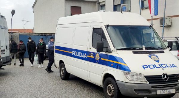 25.10.2022., Zagreb, Sesvete - Policija dovezla velik broj migranata koji cekaju na ulazak u policijsku postaju Sesvete. Photo: Slaven Branislav Babic/PIXSELL