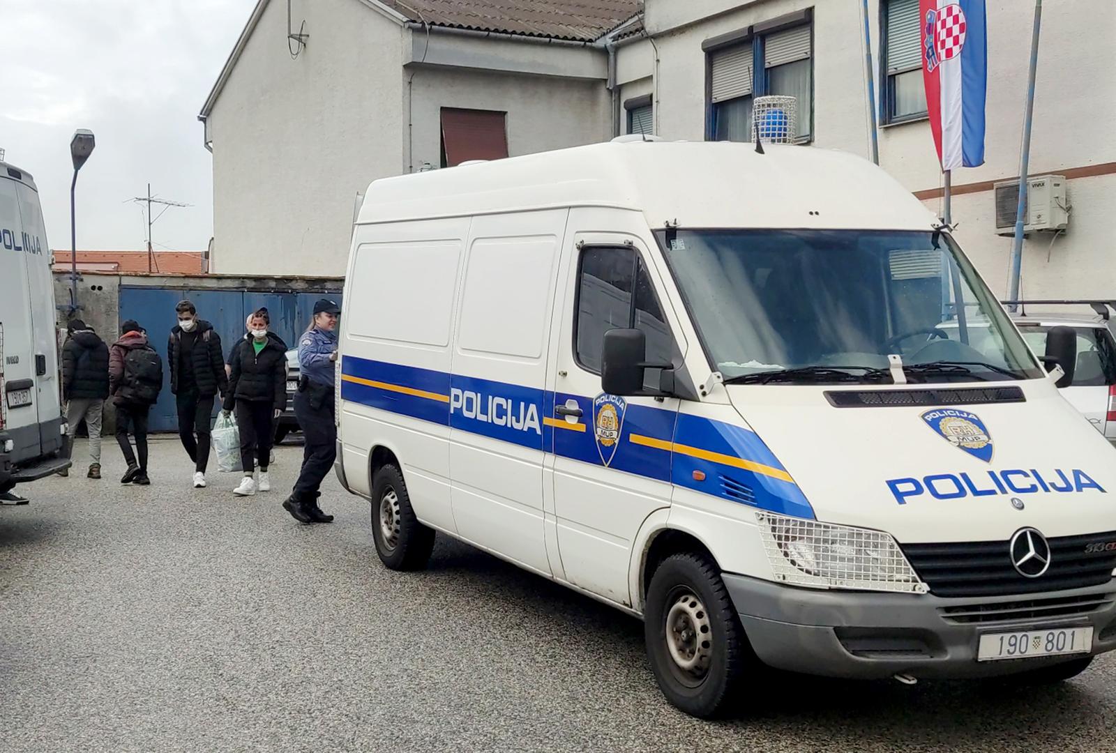 25.10.2022., Zagreb, Sesvete - Policija dovezla velik broj migranata koji cekaju na ulazak u policijsku postaju Sesvete. Photo: Slaven Branislav Babic/PIXSELL