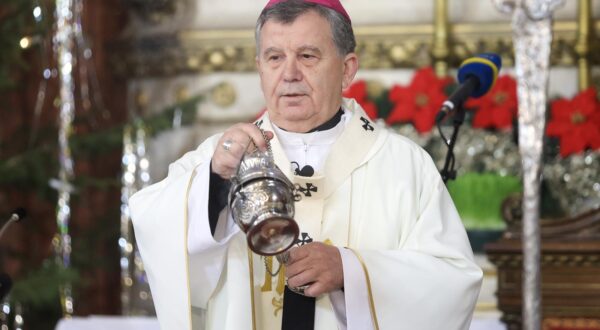 25.12.2023., Sarajevo, Bosna i Hercegovina -  vrhbosanski nadbiskup metropolit mons. Tomo Vuksic predvodio svecanu sv. misu na svetkovinu Bozica u sarajevskoj katedrali Srca Isusova. Photo: Armin Durgut/PIXSELL