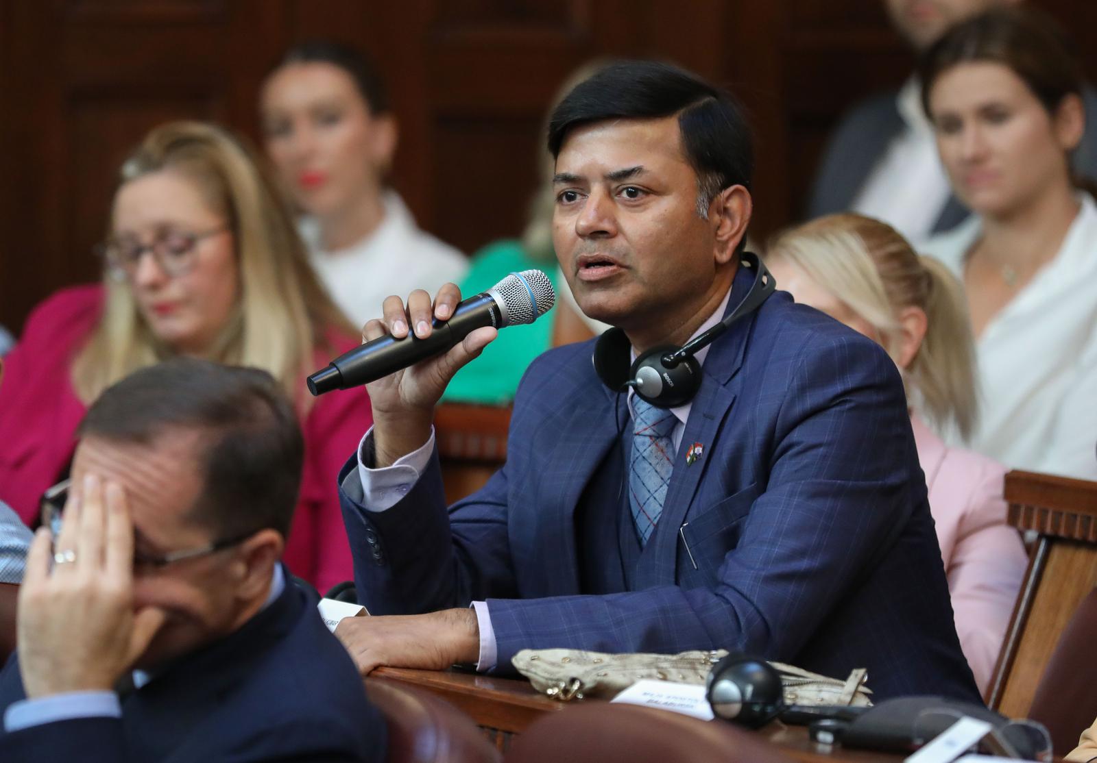 26.9.2023., Zagreb - Konferencija HGK o zaposljavanju stranih radnika. Uvodne govore odrzao je predsjednik HGK Luka Burilovic. O trenutnoj situaciji, zakonskim okvirima, strateskim pravcima i smjernicama govorili su predsjednik Komore Zagreb i savjetnik predsjednika HGK Josip Zaher, drzavni tajnik u MUP-u Zarko Katic, drzavni tajnik u Ministarstvu rada, mirovinskog sustava, obitelji i socijalne politike Ivan Vidis i ravnatelj HZZ-a Ante Loncar. 

Medjunarodna iskustva iznijeli su indijski veleposlanik u Republici Hrvatskoj NJ. E. Raj Kumar Srivastava i pomocnik tajnika u Filipinskom uredu za radnike migrante (Department of Migrant Workers) iz Manile Levinson C. Alcantara.

  Photo: Jurica Galoic/PIXSELL