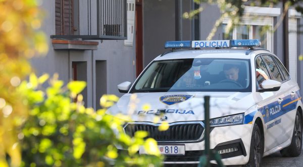 25.11.2023., Zagreb -U zagrebackom naselju Rudes u Aninoj ulici sinoc je doslo do eksplozije u dvoristu jedne zgrade. Policijski ocevid nastavljen je i u jutarnjim satima. U dvoriste su bacene dvije rucne bombe. Photo: Emica Elvedji/PIXSELL