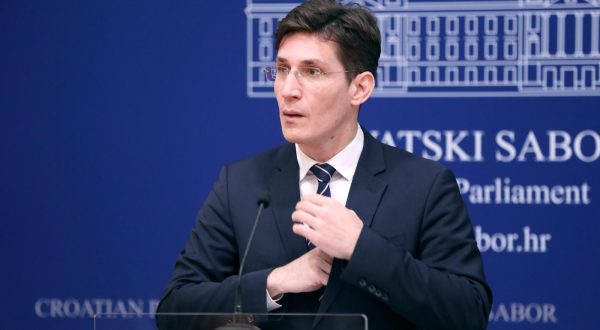 27.11.2023., Zagreb - Na konferenciji za medije Kluba zastupnika Mosta odrzanoj u Saboru o temi „ Afera gmail u kojoj HEP namjesta poslove odredjenim tvrtkama“ govorio je zastupnik Zvonimir Troskot.
 Photo: Patrik Macek/PIXSELL