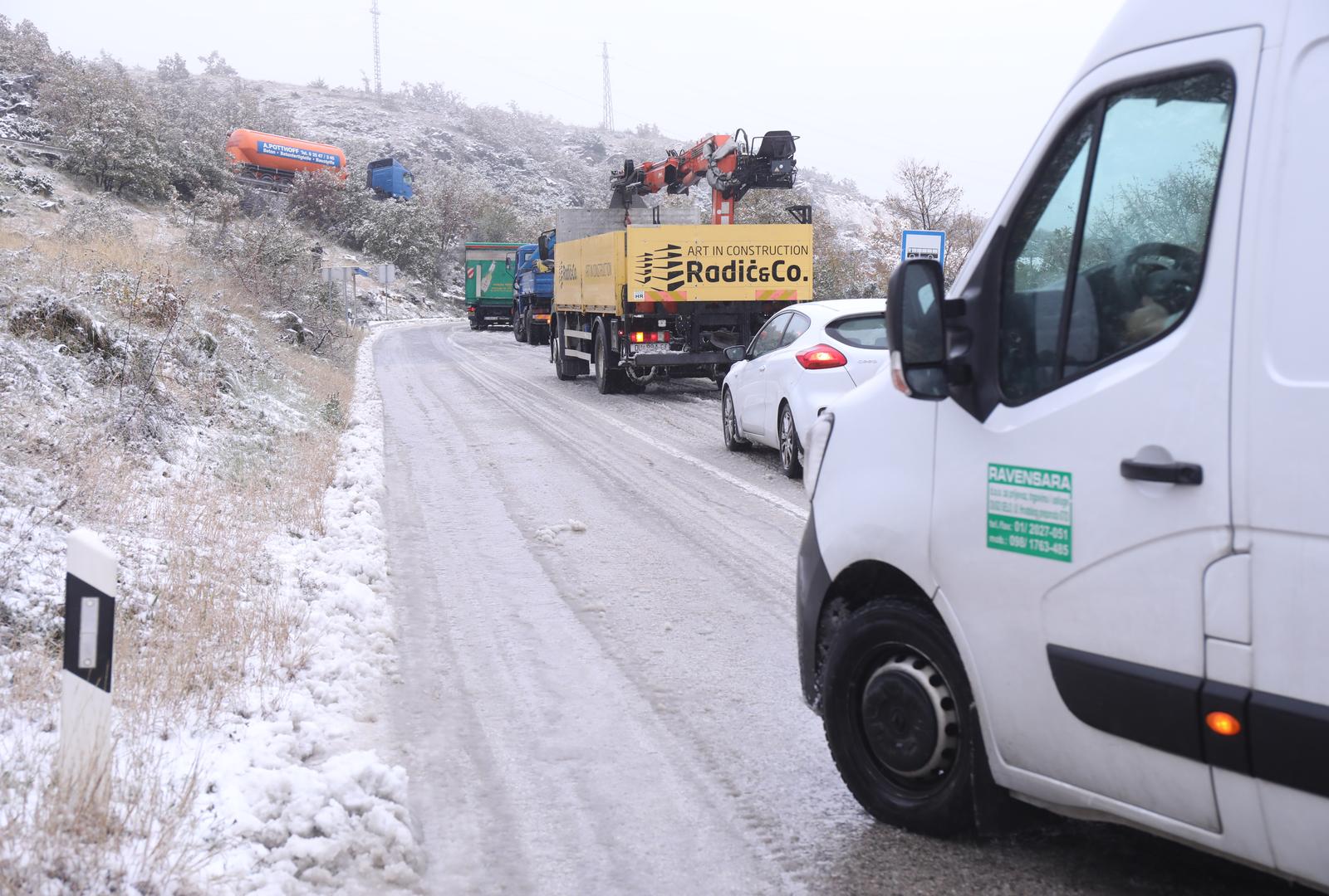 27.11.2013., Klis - Zimski uvjeti na prometnicama nadomak Splita. Policija regulira otezani promet zbog snijega, bure i poledice. Photo: Ivo Cagalj/PIXSELL