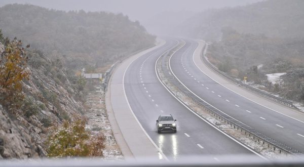 27.11.2023., Zagvozd - Snijeg koji je poceo padati u jutarnjim satima stvara probleme u prometu Photo: Matko Begovic/PIXSELL