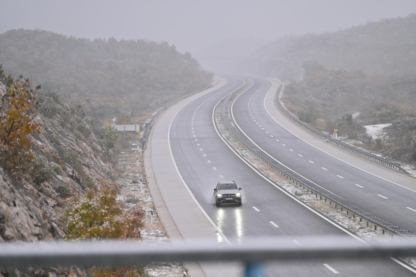 27.11.2023., Zagvozd - Snijeg koji je poceo padati u jutarnjim satima stvara probleme u prometu Photo: Matko Begovic/PIXSELL