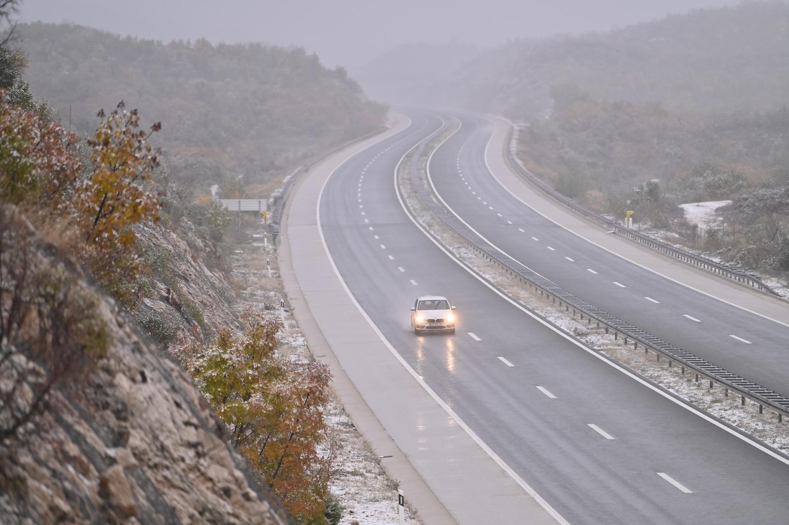 27.11.2023., Zagvozd - Snijeg koji je poceo padati u jutarnjim satima stvara probleme u prometu Photo: Matko Begovic/PIXSELL