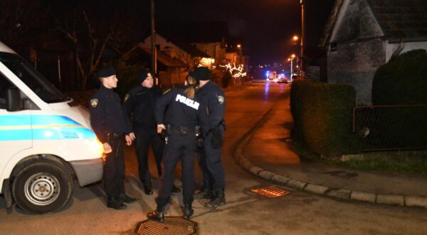 27.12.2023., Bjelovar - U prigradskom naselju Josine blokirana je ulica zbog naleta vozila na pjesaka koji je od zadobivenih ozljeda preminuo na mjestu dogadjaja. U tijeku je policijski ocevid, a nesluzbeno se doznaje da je nakon svadje dvojice muskaraca zrtva namjerno pregazena automobilom. Photo: Damir Spehar/PIXSELL