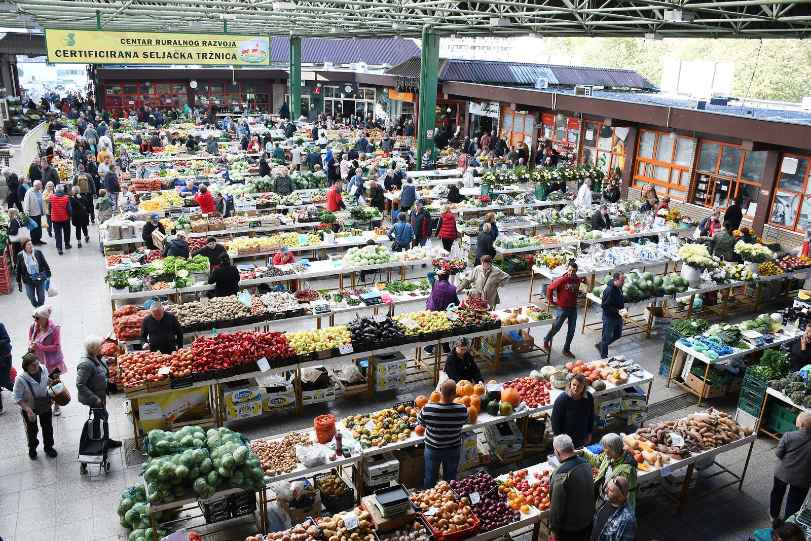 28.10.2023., Sisak - Subotnja guzva na sisackoj Gradskoj trznici. Photo: Nikola Cutuk/PIXSELL