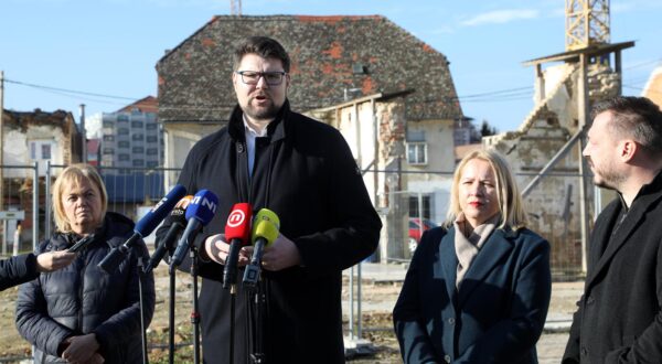 28.12.2023. Petrinja, Trg hrvatsih branitelja - konferencija za novinare povodom trece godisnjice od razornog potresa koji je najvise pogodio Sisacko-moslavacku zupaniju. Na konferenciji su govorili predsjednik SDP-a Peda Grbin, gradonacelnica Siska Kristina Ikic-Banicek i dogradonacelnica Gline Branka Baksic Mitic.  Photo: Edina Zuko/PIXSELL