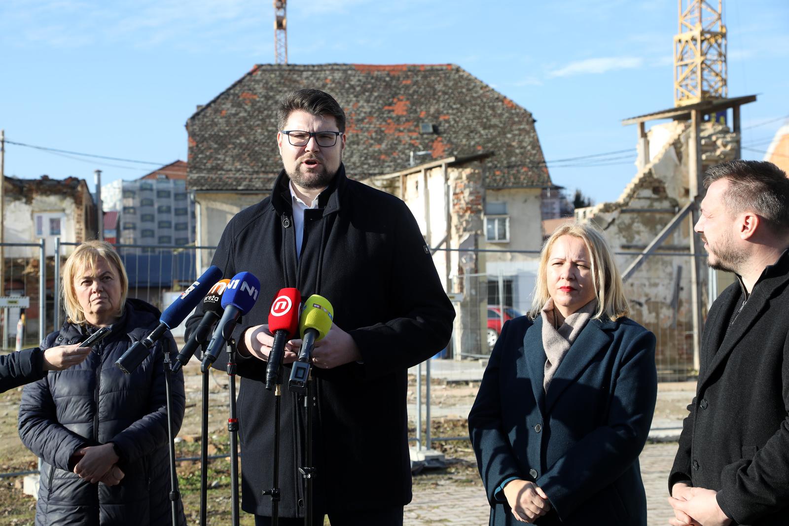 28.12.2023. Petrinja, Trg hrvatsih branitelja - konferencija za novinare povodom trece godisnjice od razornog potresa koji je najvise pogodio Sisacko-moslavacku zupaniju. Na konferenciji su govorili predsjednik SDP-a Peda Grbin, gradonacelnica Siska Kristina Ikic-Banicek i dogradonacelnica Gline Branka Baksic Mitic.  Photo: Edina Zuko/PIXSELL