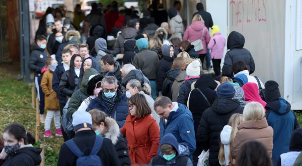 29.11.2023., Zagreb - Testiranje na hripavac na testnom mjestu u montaznom objektu ispred Hrvatskog zavoda za javno zdravstvo u Rockfellerovoj 12. Photo: Sanjin Strukic/PIXSELL