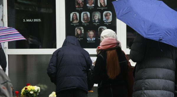 29, November, 2023, Belgrade - At 8:40 a.m., a protest by the parents of the children killed on May 3 and the parents of the other students began in front of the "Vladislav Ribnikar" Elementary School, and then the gathered people walked to the Government of Serbia. . Photo: Milos Tesic/ATAImages.

29, novembar, 2023, Beograd - U 8.40 je ispred Osnovne skole "Vladislav Ribnikar" poceo protest roditelja dece ubijene 3. maja i roditelja ostalih djaka, a potom su okupljeni prosetali do Vlade Srbije. . Photo: Milos Tesic/ATAImages. Photo: Milos Tesic/ATAImages/PIXSELL
