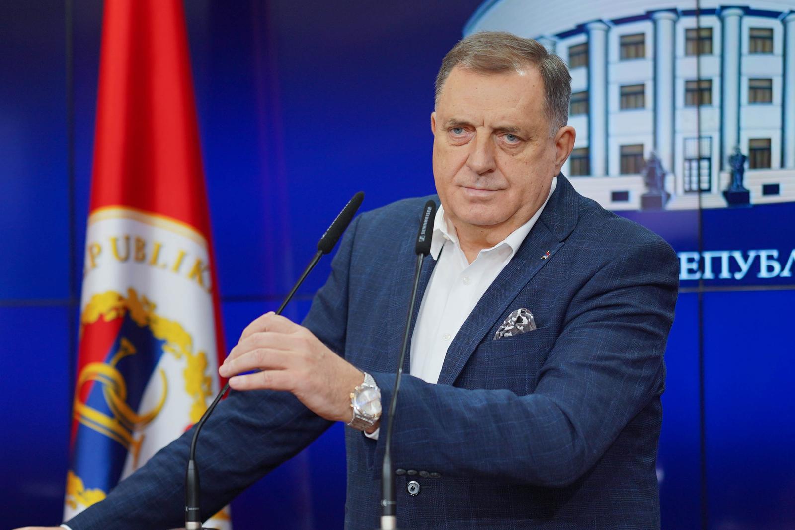 29.11.2023., Palata Republike, Banja Luka (BiH) – Predsjednik RS Milorad Dodik odrzao pres konferenciju na kojoj je govorio o ministru obrane BiH Zukanu Helezu, postojanju paradzemata u BiH, predstojecem putu u Moskvu, kao i ocjeni Ustavnog suda RS da entitetski Ustav ne predvidja intervenciju visokog predstavnika u BiH. Photo: Dejan Rakita/PIXSELL
