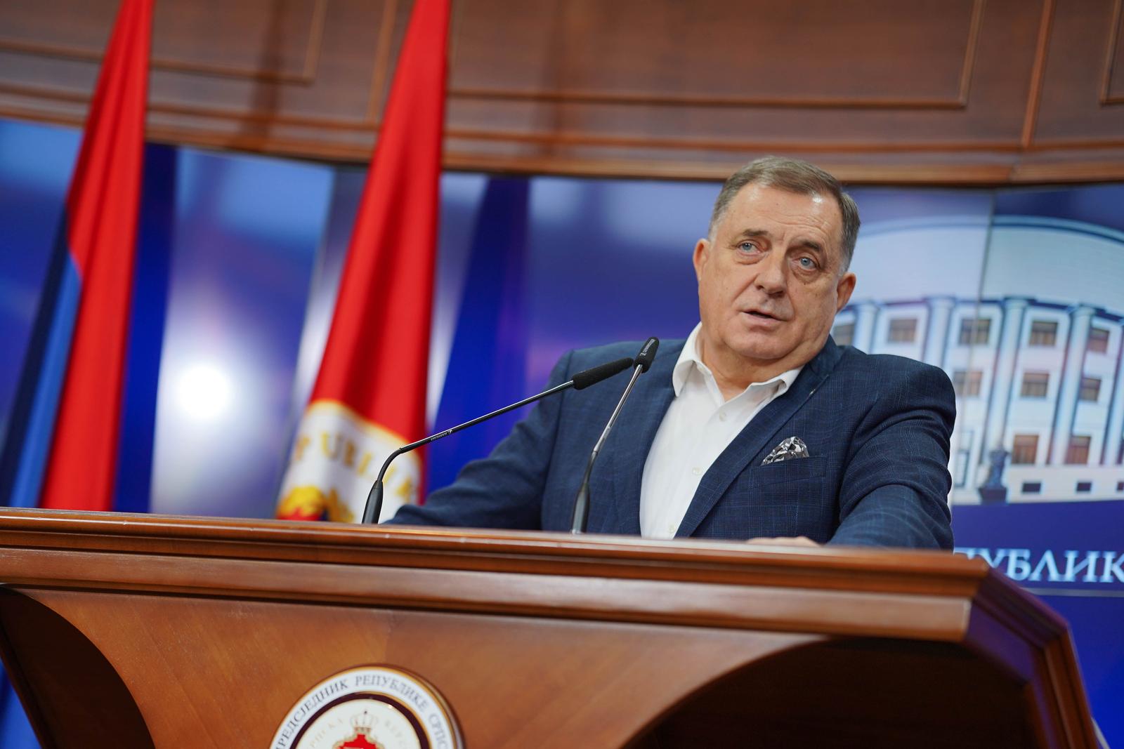 29.11.2023., Palata Republike, Banja Luka (BiH) – Predsjednik RS Milorad Dodik odrzao pres konferenciju na kojoj je govorio o ministru obrane BiH Zukanu Helezu, postojanju paradzemata u BiH, predstojecem putu u Moskvu, kao i ocjeni Ustavnog suda RS da entitetski Ustav ne predvidja intervenciju visokog predstavnika u BiH. Photo: Dejan Rakita/PIXSELL
