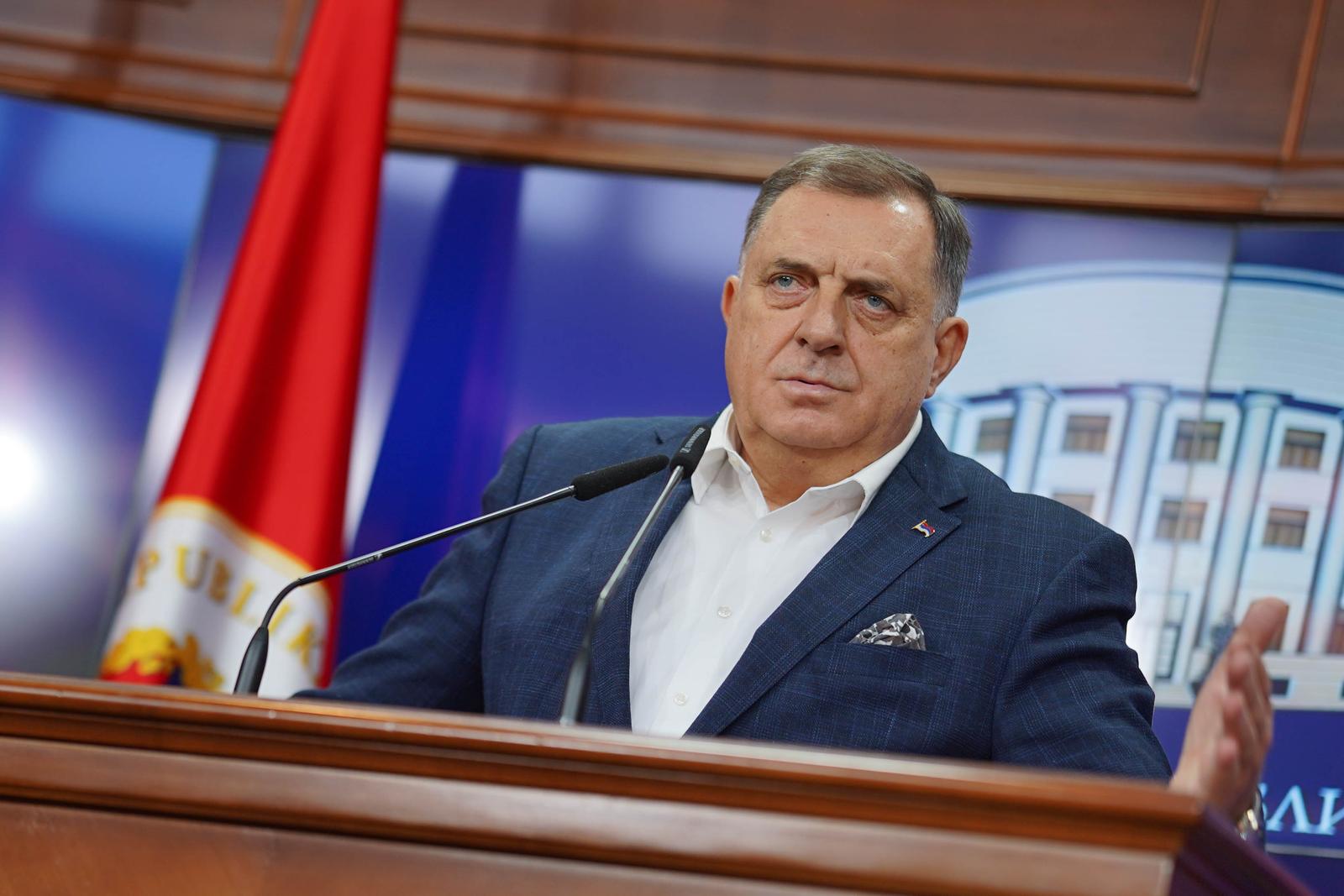 29.11.2023., Palata Republike, Banja Luka (BiH) – Predsjednik RS Milorad Dodik odrzao pres konferenciju na kojoj je govorio o ministru obrane BiH Zukanu Helezu, postojanju paradzemata u BiH, predstojecem putu u Moskvu, kao i ocjeni Ustavnog suda RS da entitetski Ustav ne predvidja intervenciju visokog predstavnika u BiH. Photo: Dejan Rakita/PIXSELL