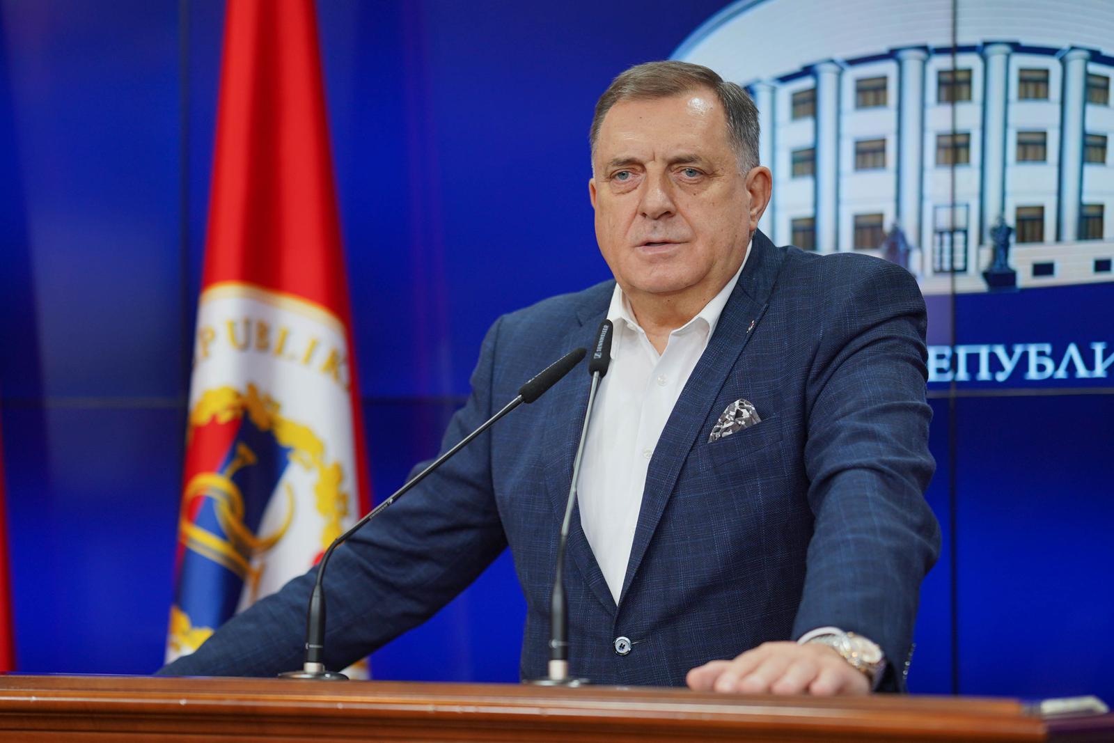 29.11.2023., Palata Republike, Banja Luka (BiH) – Predsjednik RS Milorad Dodik odrzao pres konferenciju na kojoj je govorio o ministru obrane BiH Zukanu Helezu, postojanju paradzemata u BiH, predstojecem putu u Moskvu, kao i ocjeni Ustavnog suda RS da entitetski Ustav ne predvidja intervenciju visokog predstavnika u BiH. Photo: Dejan Rakita/PIXSELL