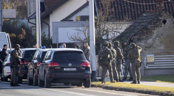 29.12.2023.,Velika Gorica - U Velikoj Gorici nesto iza 10 sati dogodio se strasan zlocin. Muskarac je puskom ubio zenu i pobjegao. Na terenu je velik broj policajaca i pripadnici ATJ Lucko koji ga traze. Photo: Zeljko Lukunic/PIXSELL